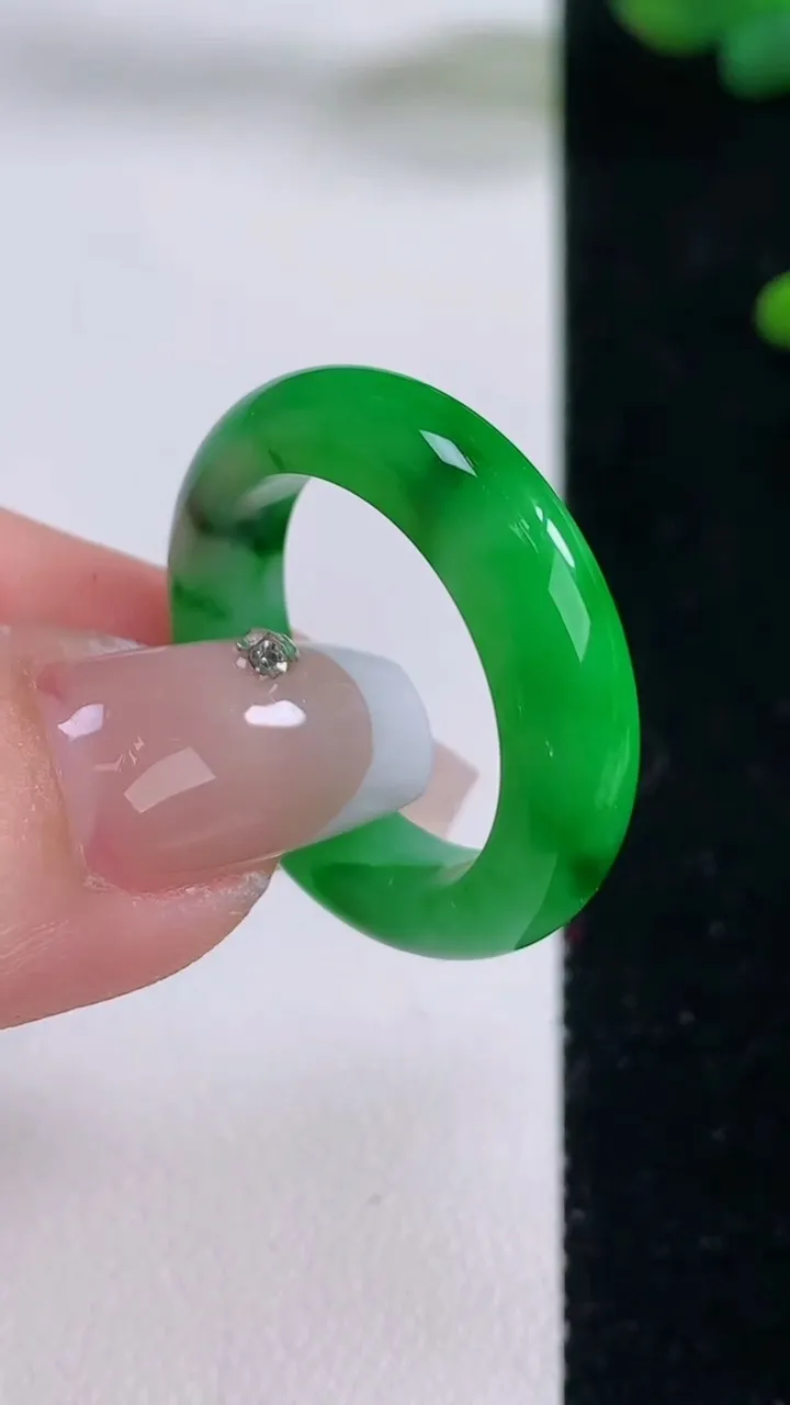 天然A货翡翠指环戒指，尺寸19.7-5.4-3.5，重量:5.08g2025年12月6日
工厂直销收藏佳品,种好水足，色泽均匀，有种有色，上手高大气！
