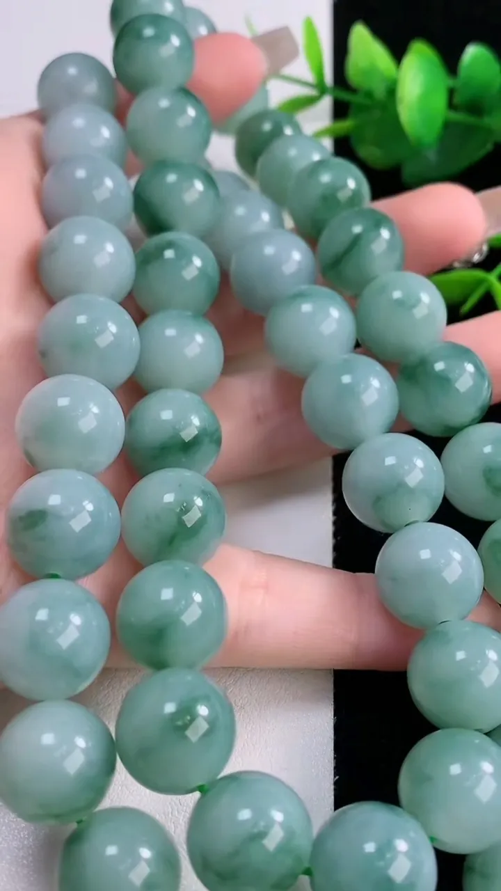 天然A货翡翠飘花圆珠项链，尺寸13-48颗，重量:115.89g12月6日
工厂直销收藏佳品,种好水足，色泽均匀，有种有色，上手高大气！