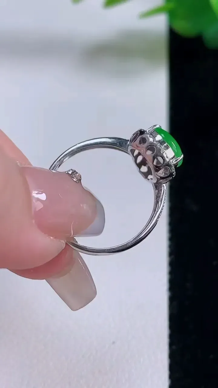 天然A货翡翠葫芦戒指，尺寸17.5-9-6.9-5.8，重量:2.35g2025年12月6日
工厂直销收藏佳品,种好水足，色泽均匀，有种有色，上手高大气！