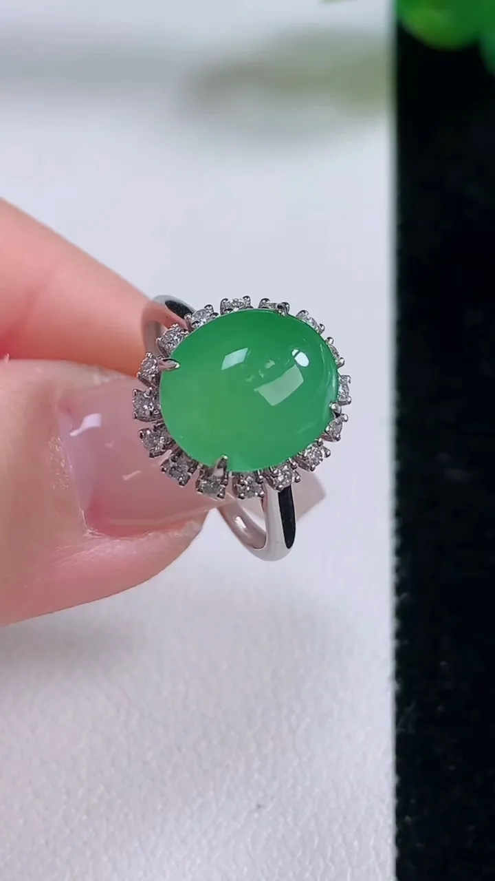 天然A货翡翠蛋面戒指，尺寸18-10.8-9.2-8.3，重量:2.95g2025年12月6日
工厂直销收藏佳品,种好水足，色泽均匀，有种有色，上手高大气！