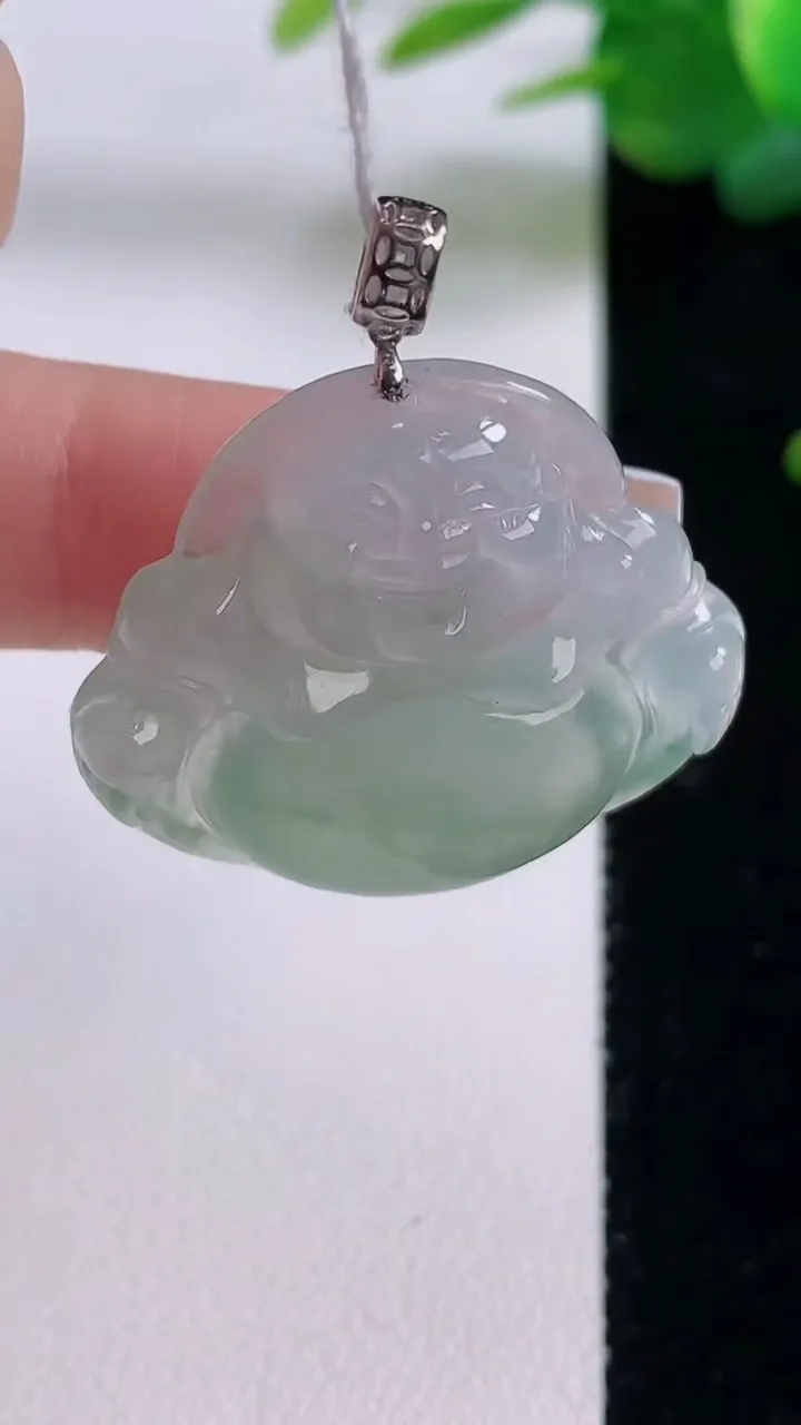 天然A货翡翠种飘花佛公吊坠，尺寸28.7-30.6-5.8，重量:8.26g
12月6日