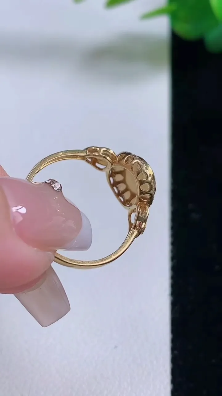 天然A货翡翠蛋面戒指，尺寸17.7-8.2-7.4-4.5，重量:2.49g2025年12月6日
工厂直销收藏佳品,种好水足，色泽均匀，有种有色，上手高大气！