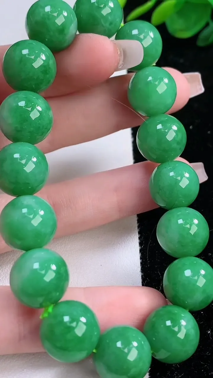 天然A货翡翠圆珠手串，尺寸13.5-16颗，重:62.39g12月6日
工厂直销收藏佳品,种好水足，