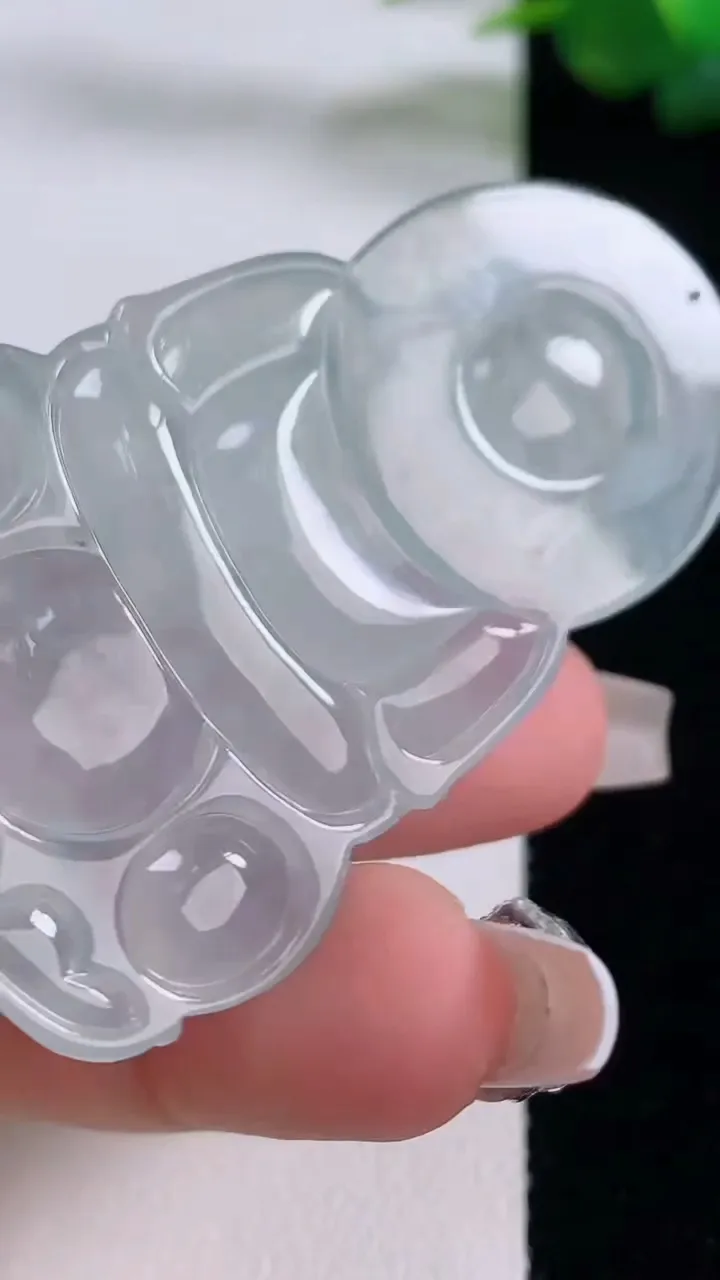 天然A货翡翠种白冰观音菩萨吊坠，尺寸60-35.2-5.9，重量:22.51g
12月6日