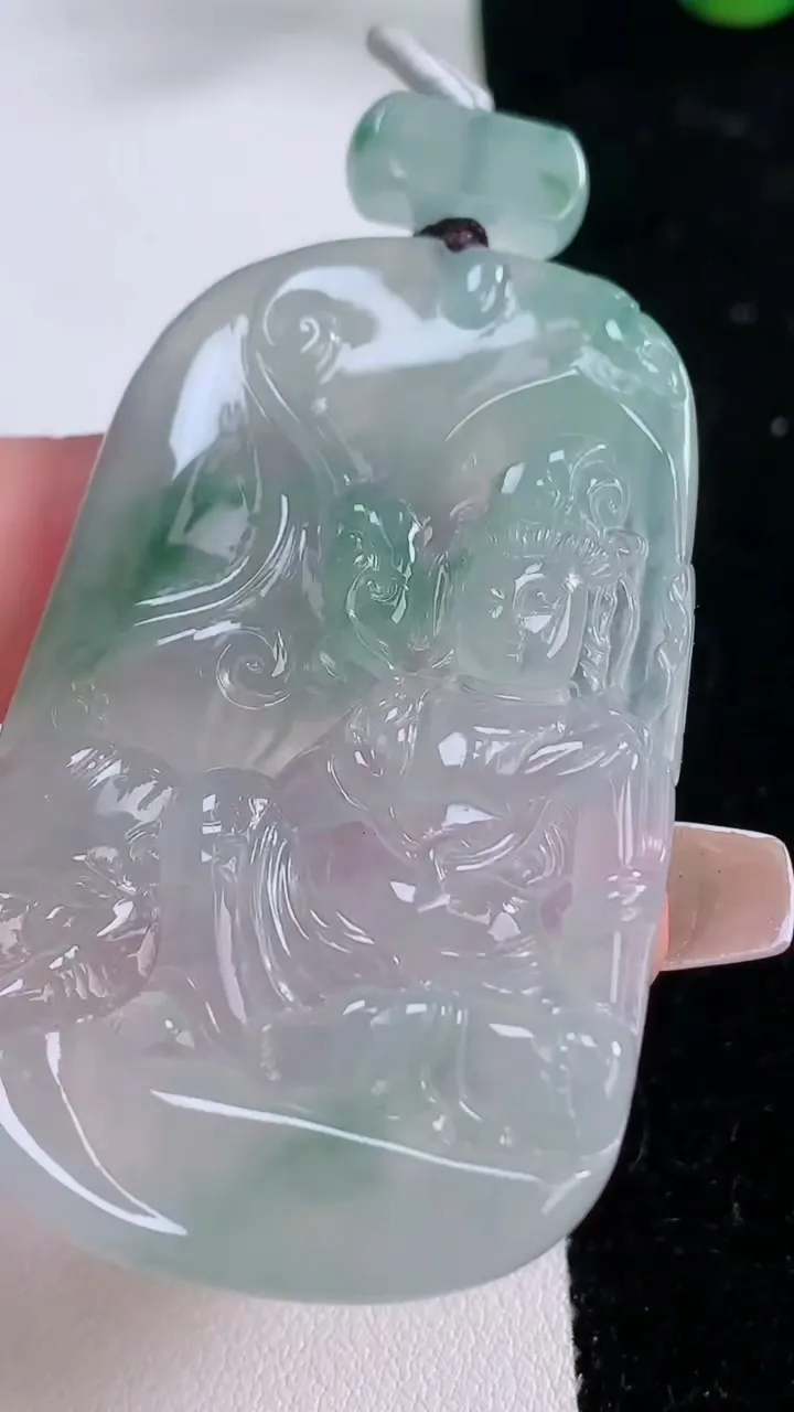 天然A货翡翠种飘花大势至菩萨吊坠，尺寸56.5-35.6-5.5，重:22.79g
12月6日