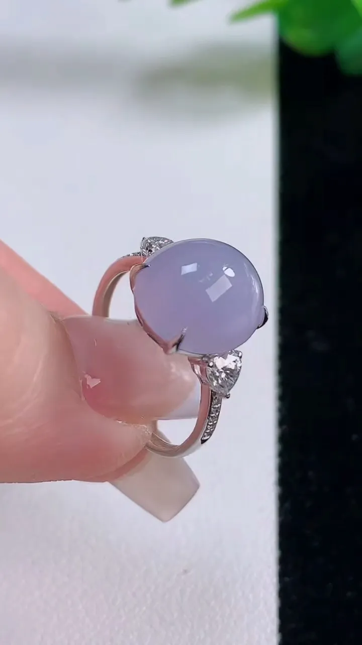 天然A货翡翠18K金紫罗兰蛋面戒指，尺寸17.6-11.7-10.5-7.5，重量:3.05g2025年12月6日
工厂直销收藏佳品,种好水足，色泽均匀，有种有色，上手高大气！