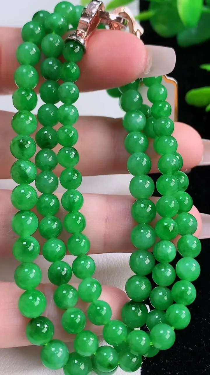 天然A货翡翠圆珠项链，尺寸6.5-99颗，重量:31.63g12月6日
工厂直销收藏佳品,种好水足，色泽均匀，有种有色，上手高大气！