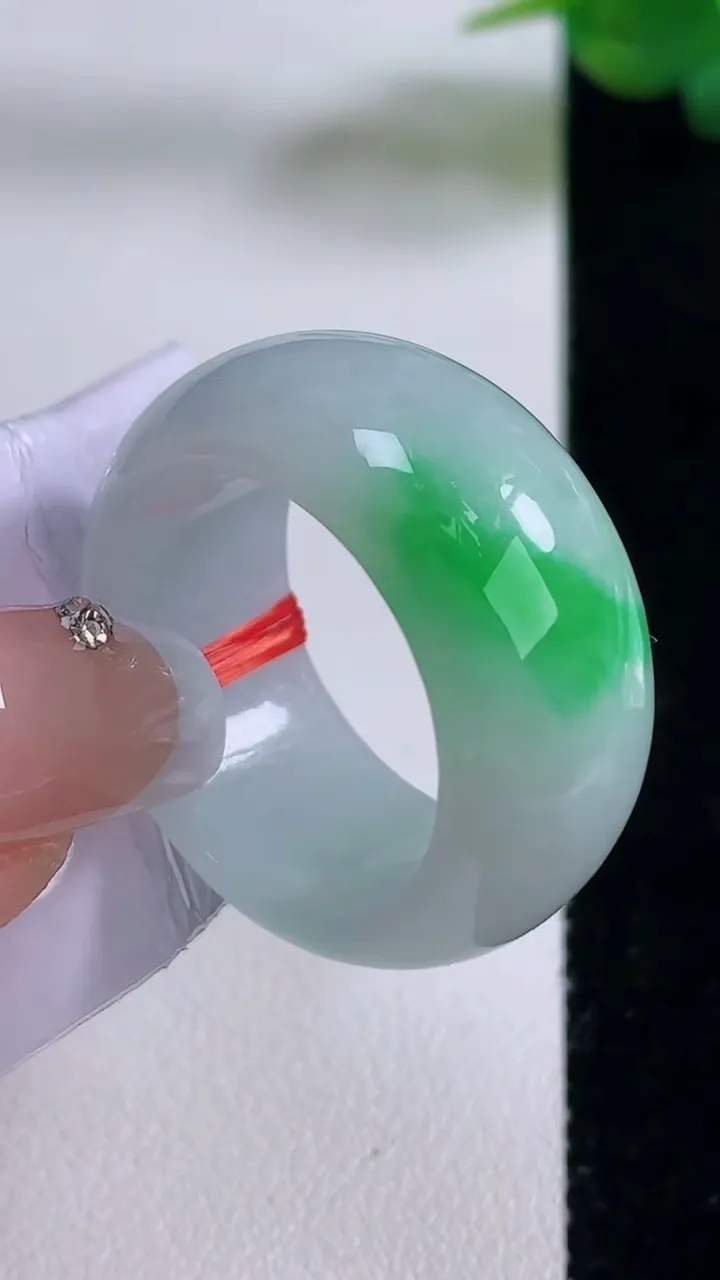 天然A货翡翠指环扳指，尺寸20.6-11.7-4.4，重量:14.43g2025年12月6日
工厂直销收藏佳品,种好水足，色泽均匀，有种有色，上手高大气！