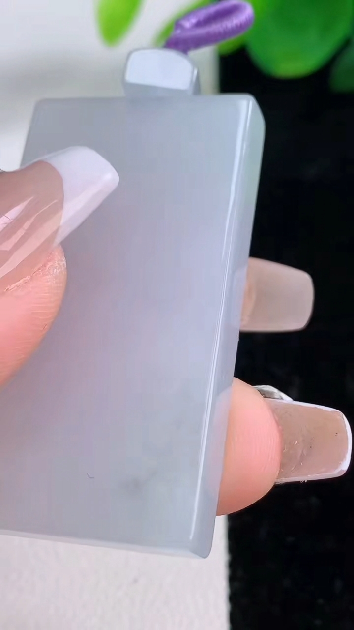 天然A货翡翠飘花无事牌吊坠，尺寸43.2-24.2-5.7，重量:20.73g
12月6日