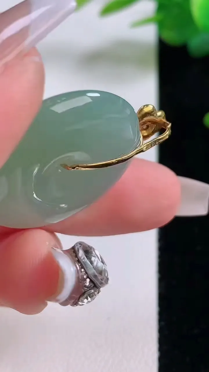天然A货翡翠平安扣吊坠，尺寸27.3-5.3，重量:8.96g
12月6日