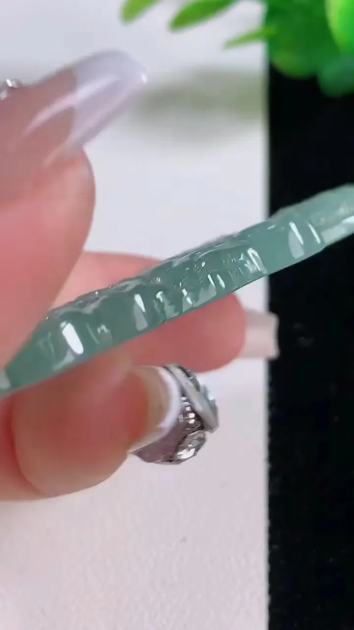 天然A货翡翠普贤菩萨吊坠，尺寸65.6-28-5，重量:18.55g
12月6日