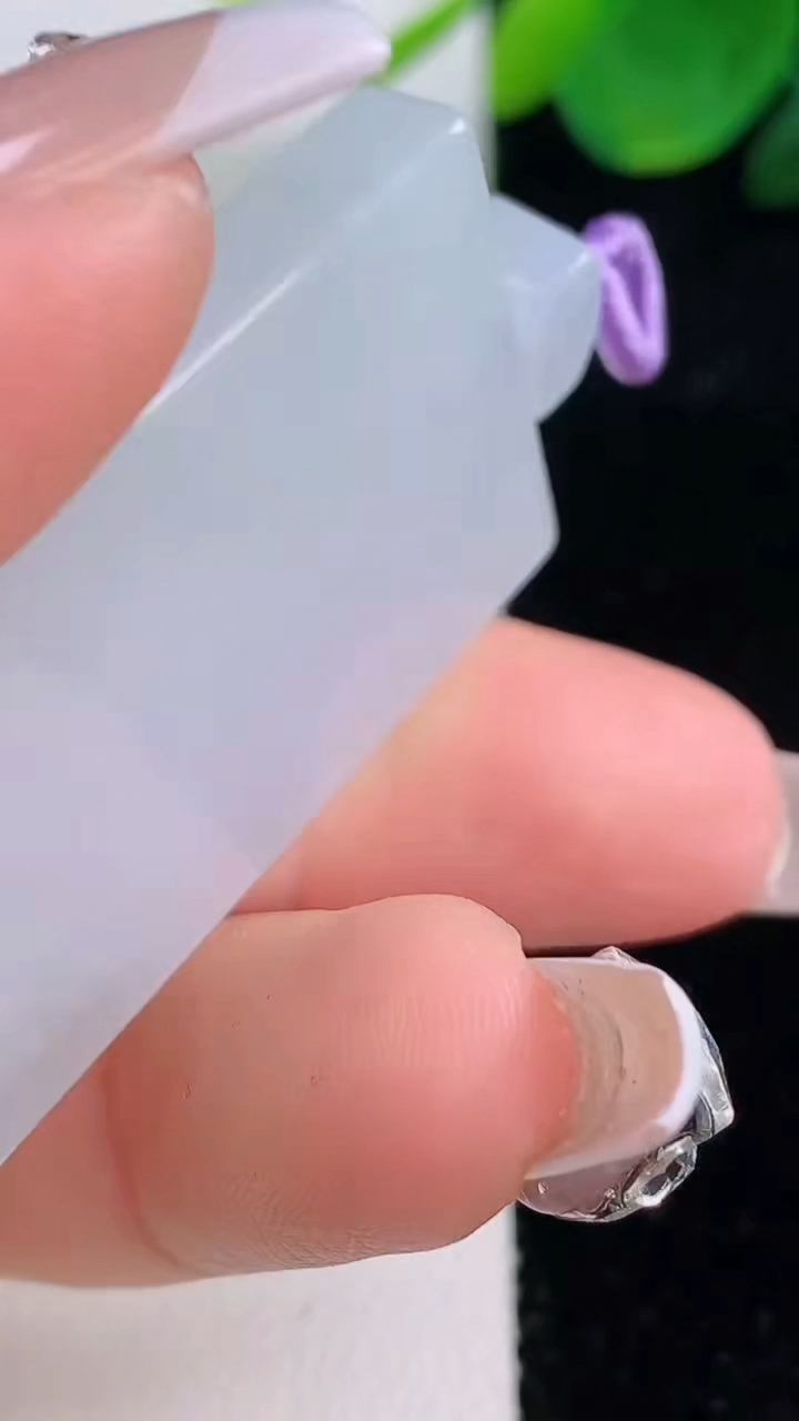 天然A货翡翠飘花无事牌吊坠，尺寸43.2-24.2-5.7，重量:20.73g
12月6日