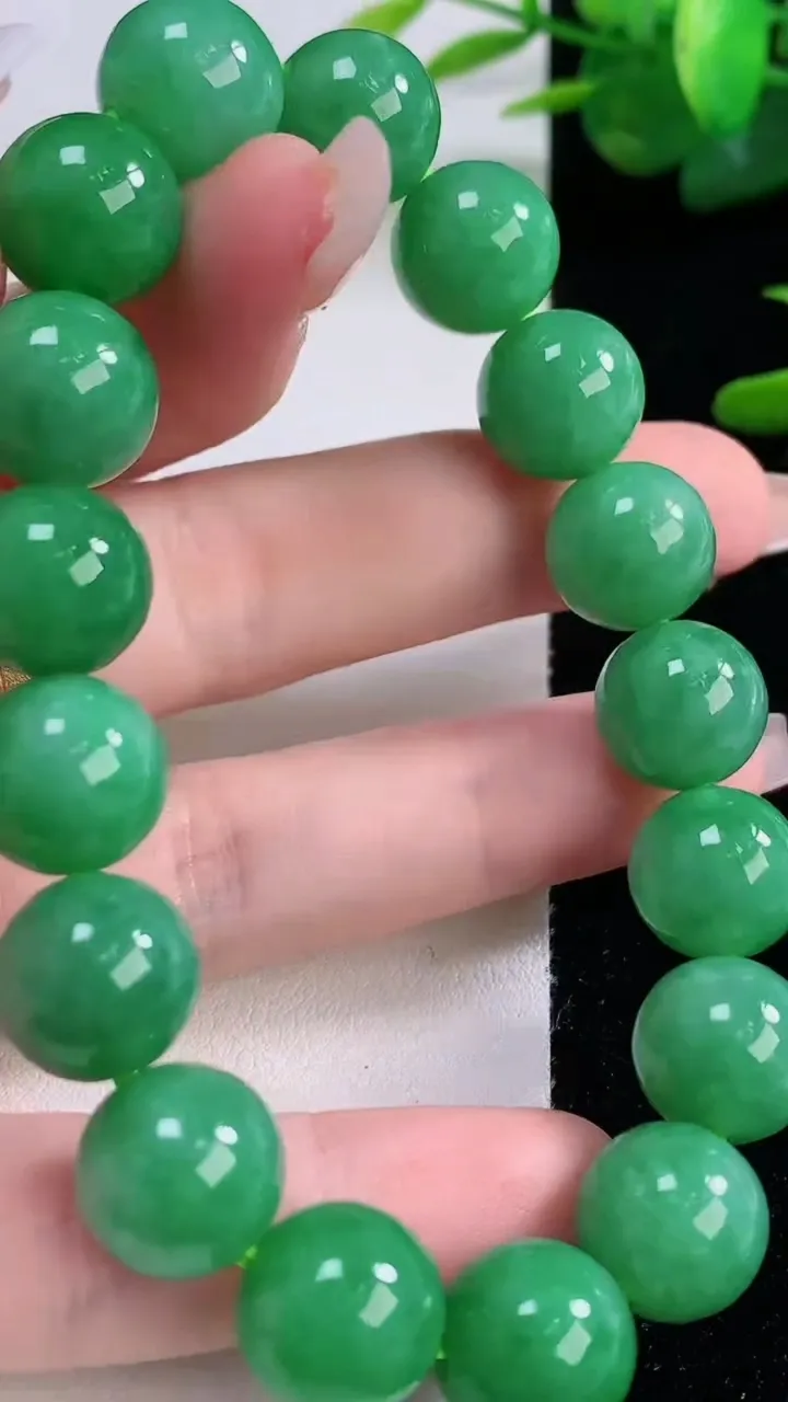 天然A货翡翠圆珠手串，尺寸11.8-17颗，重量:50.58g12月6日
工厂直销收藏佳品,种好水足