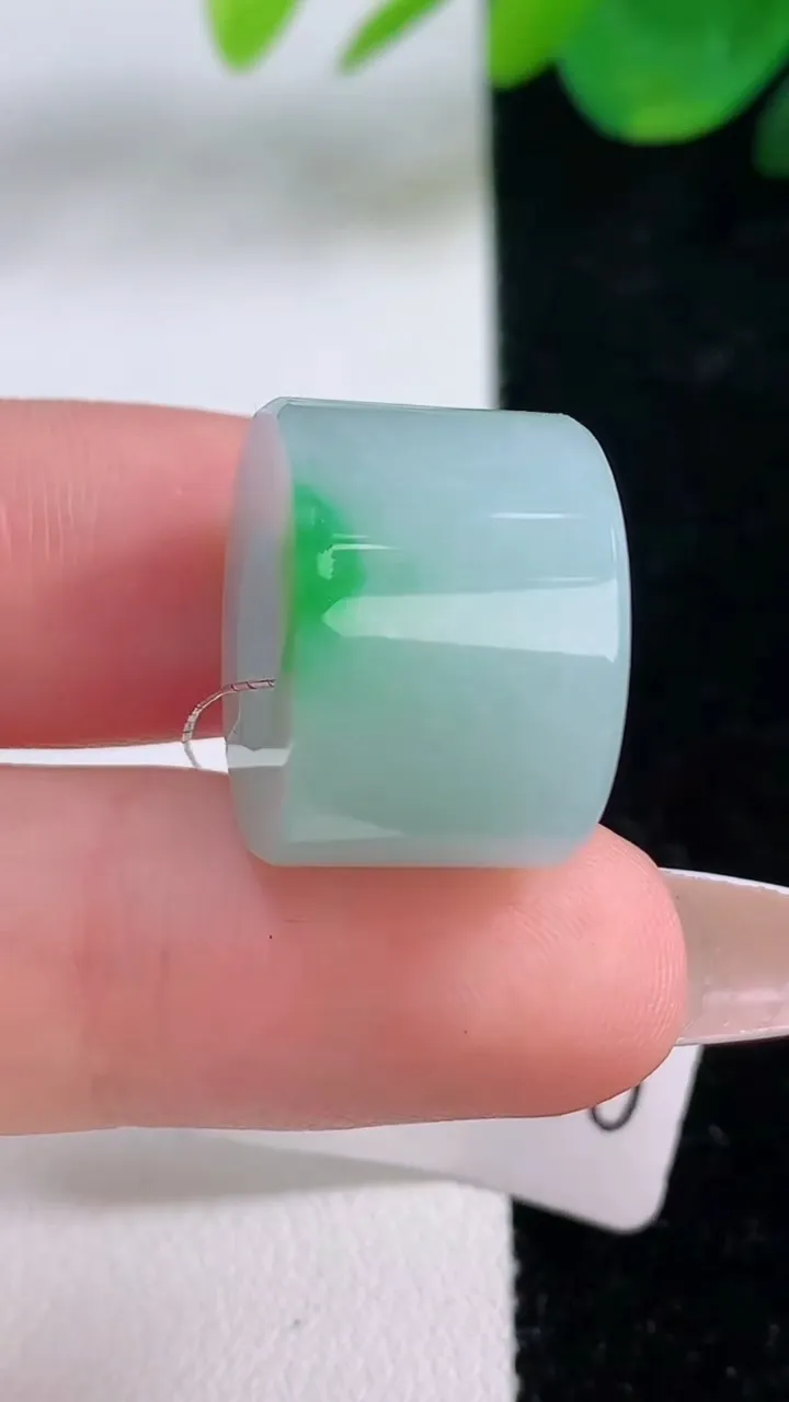 天然A货翡翠路路通吊坠，尺寸17.8-12.8，重量:9.60g
12月6日