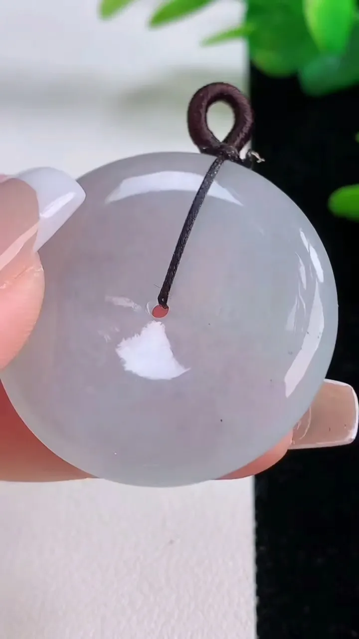 天然A货翡翠平安扣吊坠，尺寸34.2-5.8，重量:14.57g
12月6日