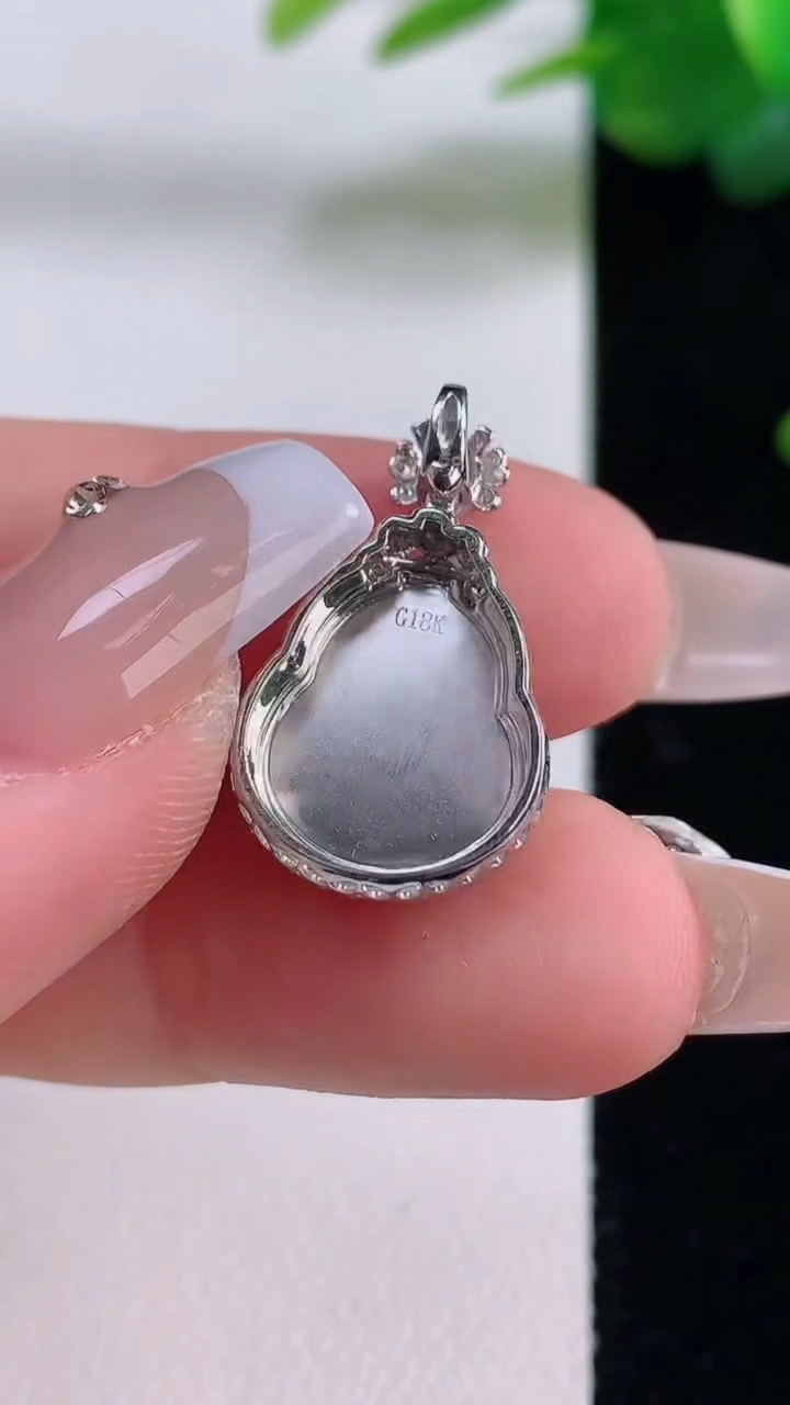 天然A货翡翠葫芦吊坠，尺寸22.5-13-2.6，裸石13-10.7重量:2.72g
12月6日