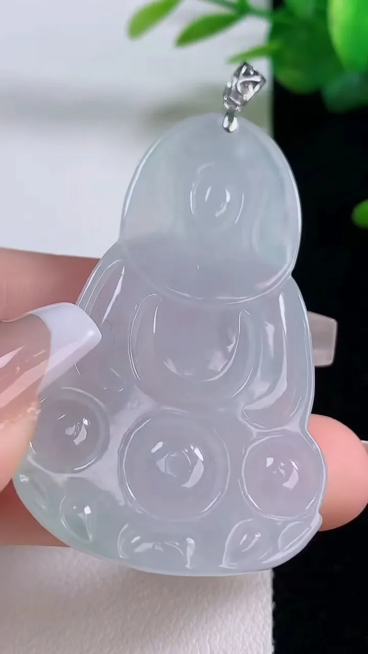 天然A货翡翠观音菩萨吊坠，尺寸52.6-32.6-5.9，重量:19.21g
12月6日