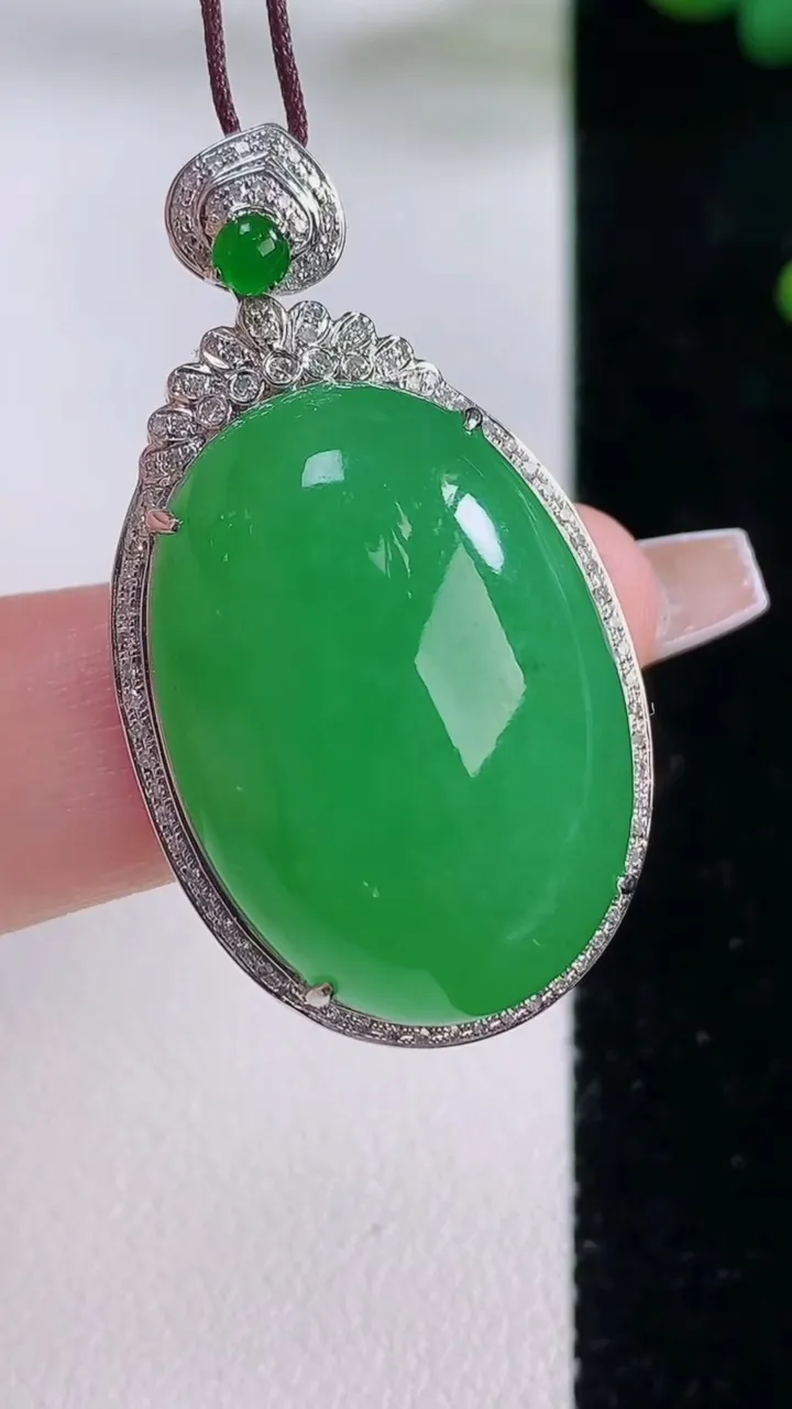 天然A货翡翠蛋面吊坠，尺寸39-21.8-11.3，裸石26.4-18.5重量:10.51g
12月6日