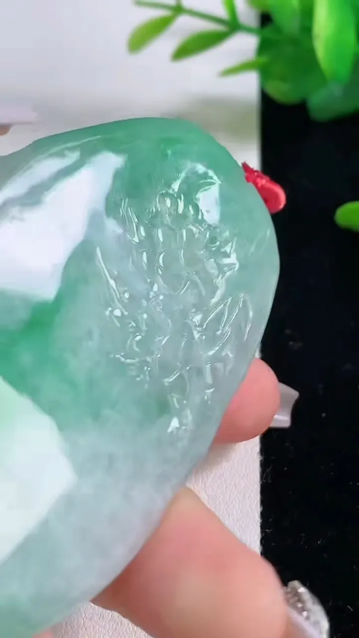 天然A货翡翠梅花鹿吊坠，尺寸75.4-45.5-10，重量:65.27g
12月6日