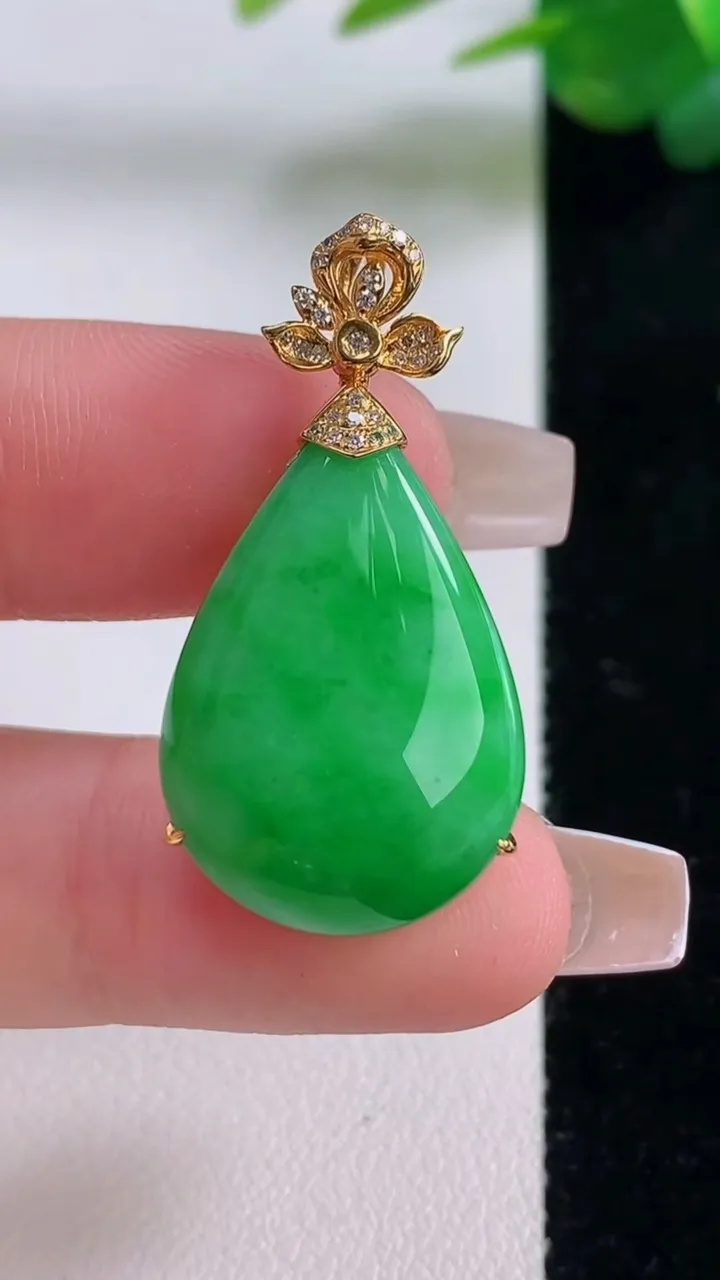 天然A货翡翠水滴吊坠，尺寸25.7-17.2-8.3，重量:6.63g
12月6日