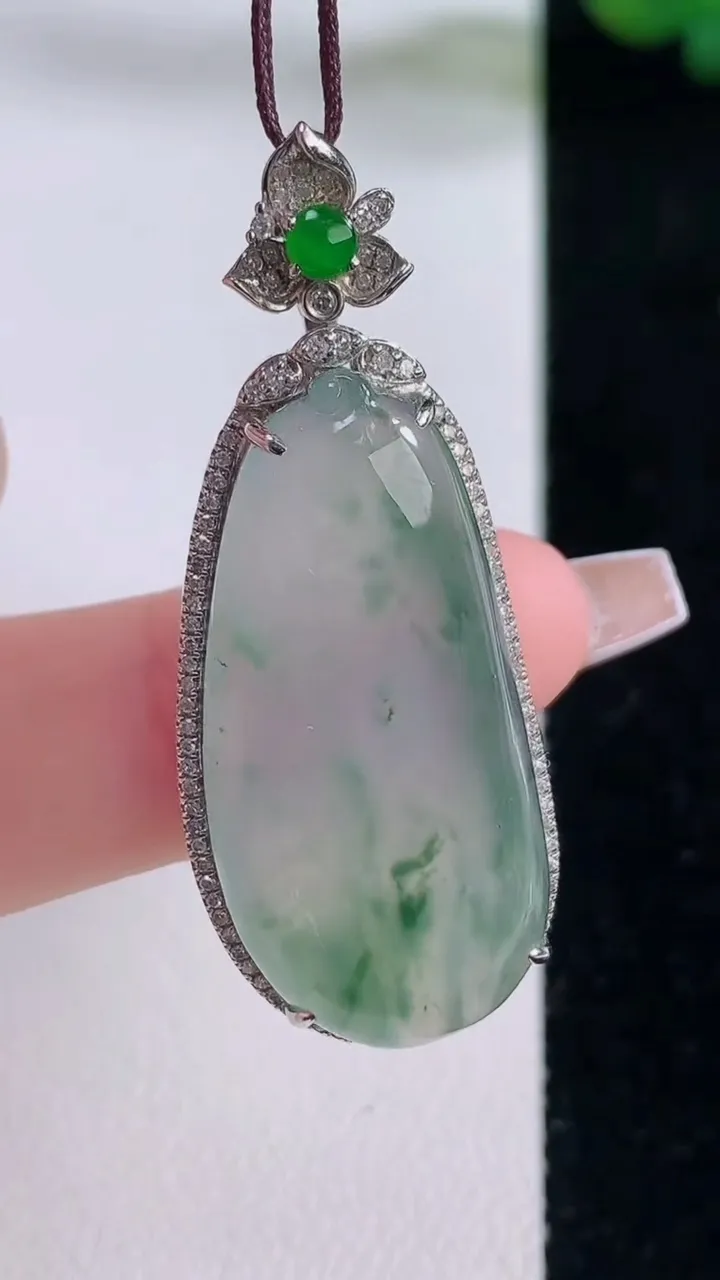 天然A货翡翠种飘花福瓜吊坠，尺寸43.7-17.3-8.5，裸石31.8-14.5重量:7.91g
