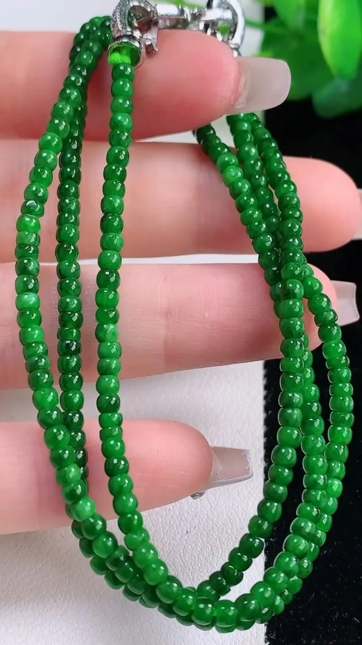天然A货翡翠算盘珠项链，尺寸2.7-1.2-247颗，重量:10.48g12月6日
工厂直销收藏佳品,种好水足，色泽均匀，有种有色，上手高大气！
