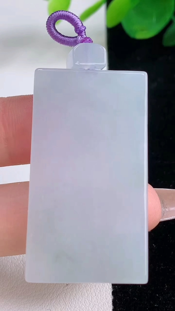 天然A货翡翠飘花无事牌吊坠，尺寸43.2-24.2-5.7，重量:20.73g
12月6日