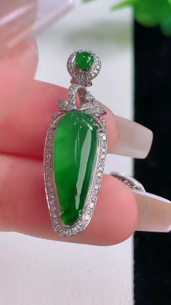 天然A货翡翠福瓜吊坠，尺寸33-10.6-5.7，裸石19-7.4重量:3.06g
12月6日