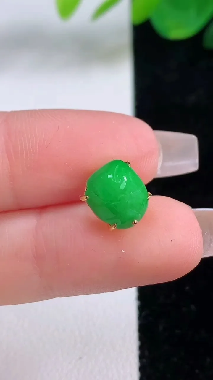 天然A货翡翠满绿蛋面吊坠，尺寸8.4-8.5-7.9，重量:1.01g
12月6日