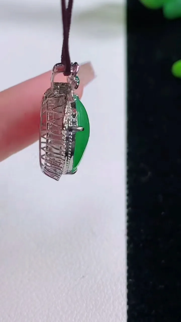 天然A货翡翠蛋面吊坠，尺寸28.4-17.6-9，裸石15.8-14重量:4.78g
12月6日