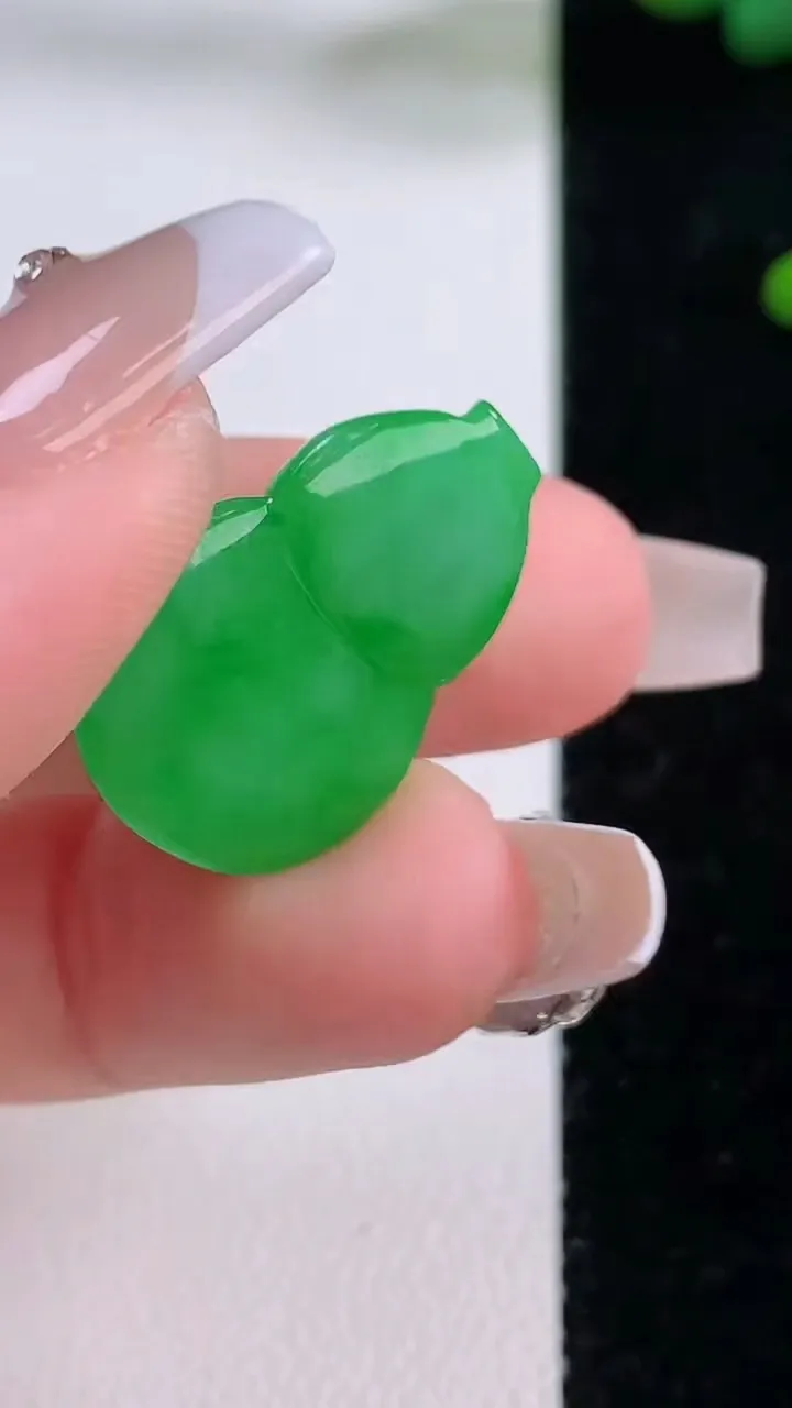 天然A货翡翠葫芦镶嵌件，尺寸22.8-17-5.6，重量:3.94g
12月6日