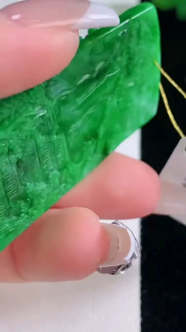 天然A货翡翠山水牌吊坠，尺寸57-28.2-4.9，重量:19.85g
12月6日