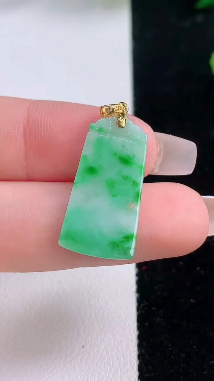 天然A货翡翠无事牌吊坠，尺寸23.5-12.4-1.8，重:1.72g
12月6日