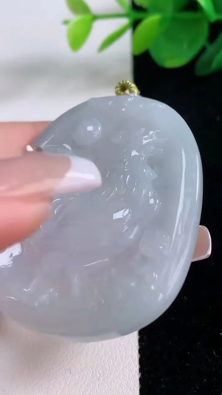 天然A货翡翠生肖鸡吊坠，尺寸50.3-42-5.5，重量:23.73g
12月6日