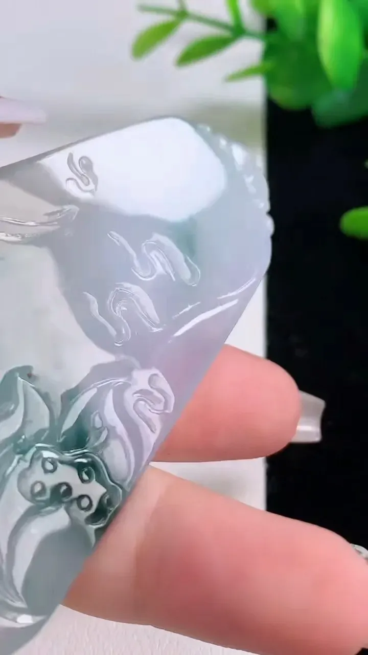 天然A货翡翠冰种飘花文殊菩萨吊坠，尺寸69.2-43.7-5.2，重量:35.89g
12月6日