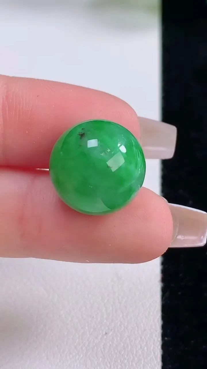 天然A货翡翠圆珠镶嵌件，尺寸15，重量:6.27g12月6日
工厂直销收藏佳品,种好水足，色泽均匀，有种有色，上手高大气！