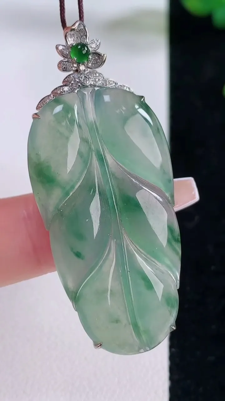 天然A货翡翠种飘花金枝玉叶 叶子吊坠，尺寸50.6-40-21.7-6.5，重量:8.39g
12月