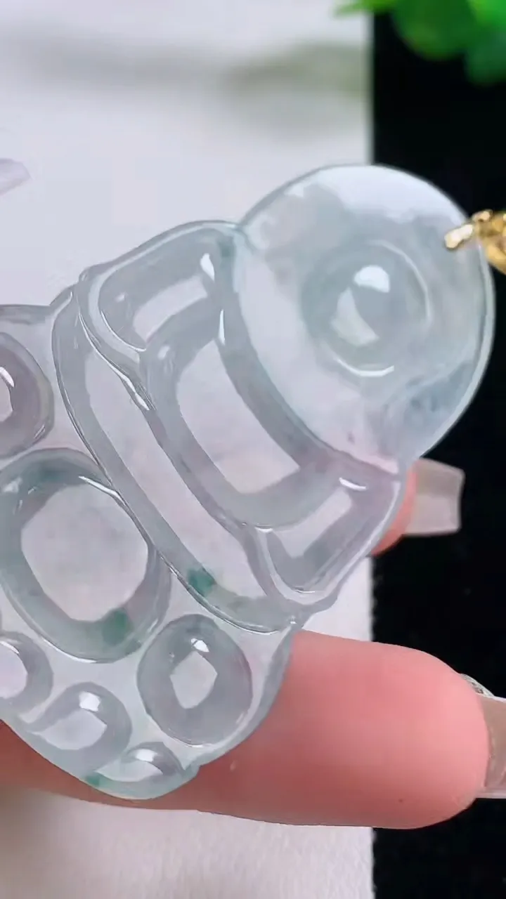 天然A货翡翠种飘花观音菩萨吊坠，尺寸59.4-37.4-4.8，重量:18.96g
12月6日