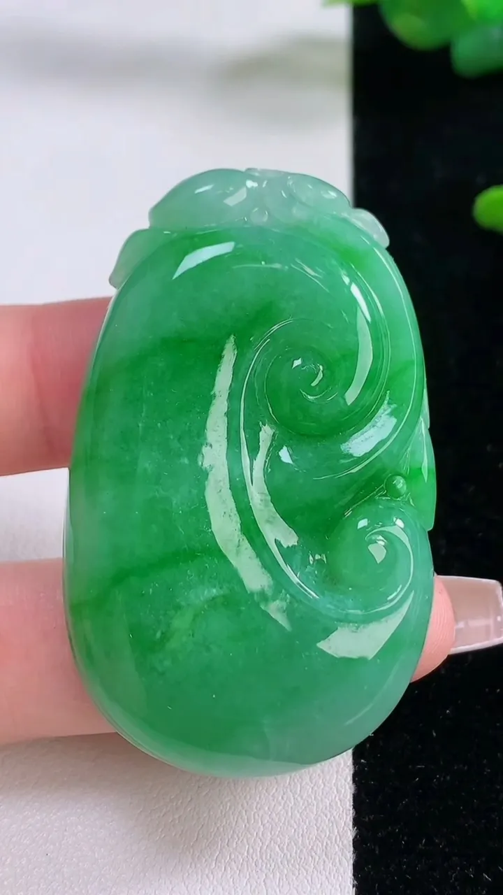 天然A货翡翠如意吊坠，尺寸53.4-32.7-7.5，重量:29.28g
12月6日