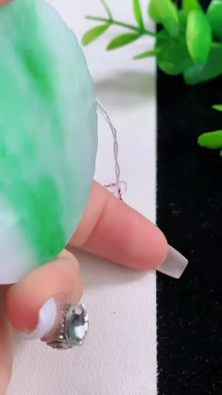 天然A货翡翠龙牌吊坠，尺寸54.5-6.5，重量:45.70g
12月6日