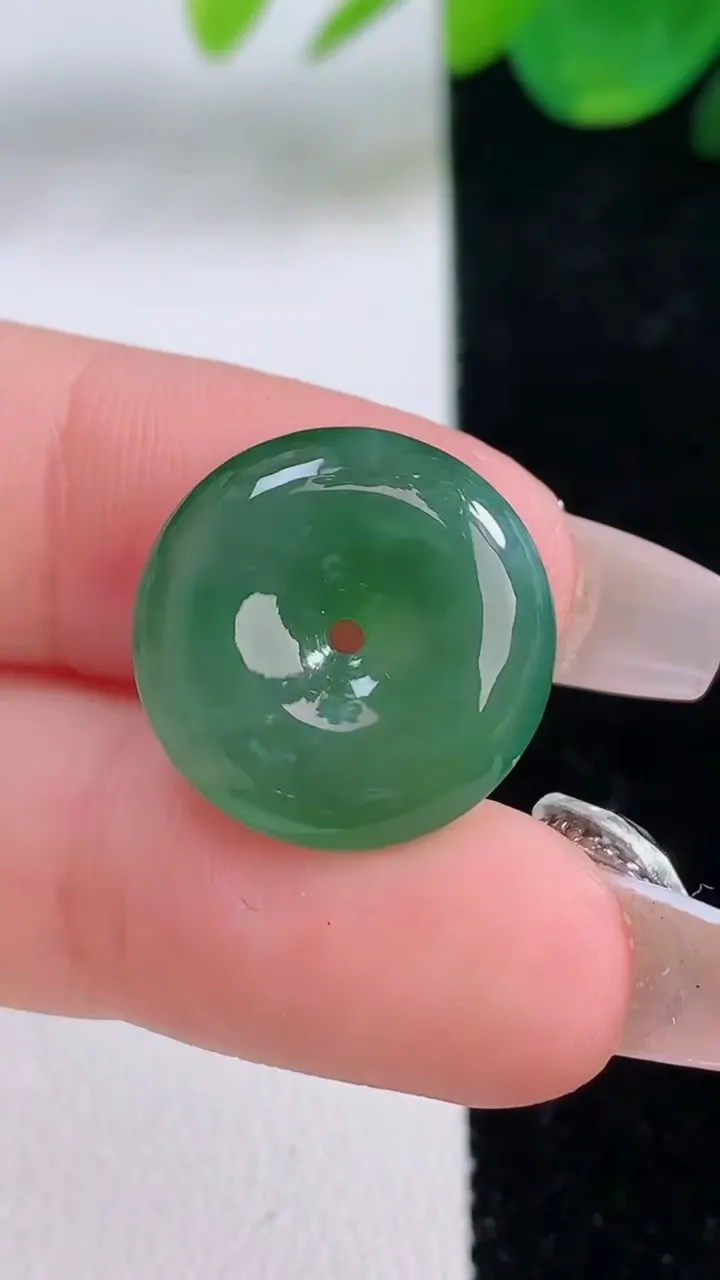 天然A货翡翠平安扣吊坠，尺寸17.5-4.7，重量:2.93g
12月6日