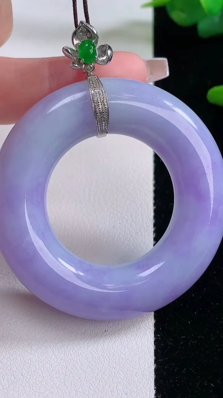 天然A货翡翠18K金紫罗兰平安环吊坠，尺寸52.5-11.3，重量:46.95g
12月6日