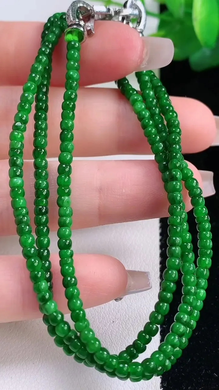 天然A货翡翠算盘珠项链，尺寸2.7-1.2-247颗，重量:10.48g12月6日
工厂直销收藏佳品,种好水足，色泽均匀，有种有色，上手高大气！