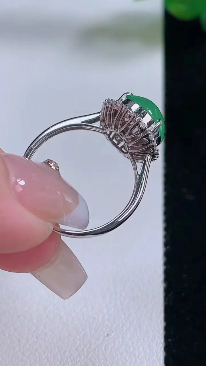 天然A货翡翠蛋面戒指，尺寸18-10.8-9.2-8.3，重量:2.95g2025年12月6日
工厂直销收藏佳品,种好水足，色泽均匀，有种有色，上手高大气！