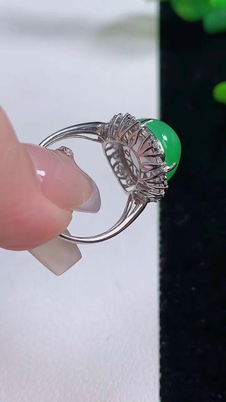 天然A货翡翠蛋面戒指，尺寸17-13.8-11.4-9.7，重量:4.51g2025年12月6日
工厂直销收藏佳品,种好水足，色泽均匀，有种有色，上手高大气！