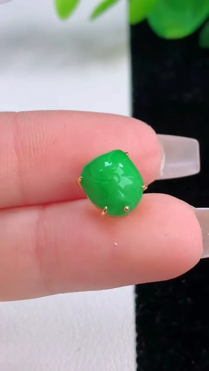 天然A货翡翠满绿蛋面吊坠，尺寸8.4-8.5-7.9，重量:1.01g
12月6日