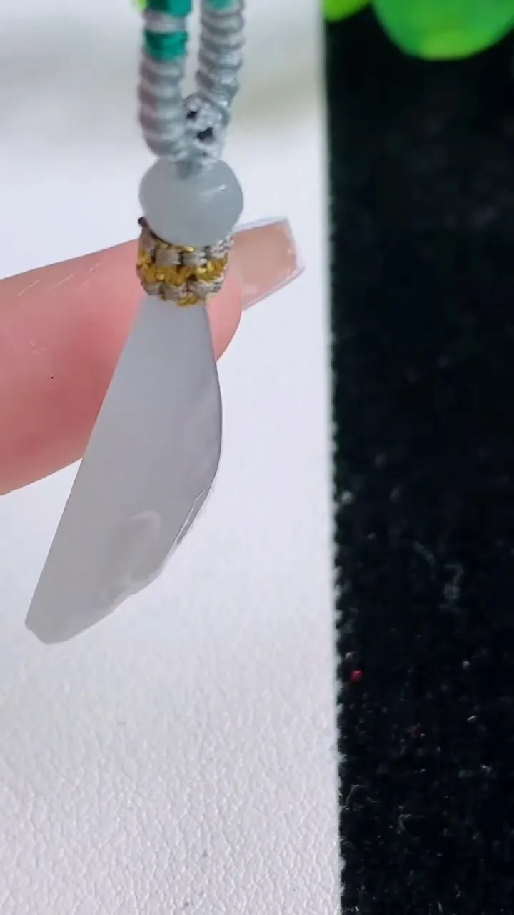 天然A货翡翠原石吊坠，尺寸24.7-17-6.5，重量:5.43g
12月6日