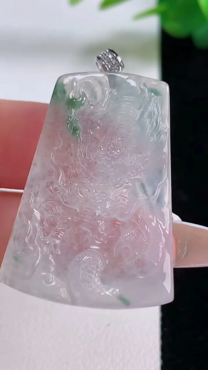 天然A货翡翠种飘花龙牌吊坠，尺寸36.6-25.5-4，重量:9.07g
12月6日