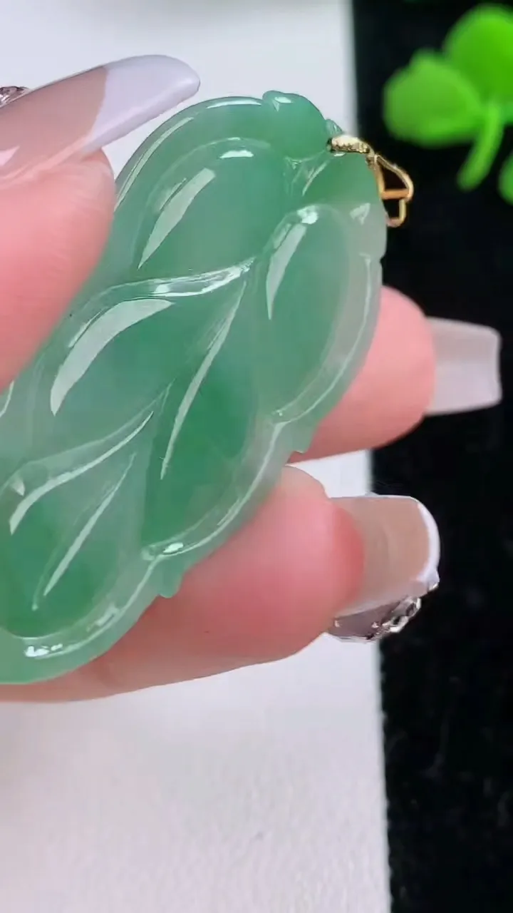天然A货翡翠金枝玉叶 叶子吊坠，尺寸38.6-21.2-4，重:5.02g
12月6日