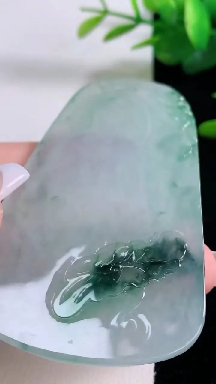 天然A货翡翠冰种飘花大势至菩萨吊坠，尺寸74.7-44.7-5.2，重量:38.64g
12月6日